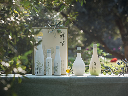 祥宇特級(jí)初榨橄欖油，純手工采摘、精選優(yōu)質(zhì)油橄欖鮮果，用意大利貝亞雷斯全自動(dòng)設(shè)備物理冷榨工藝，在鮮果采摘后8小時(shí)內(nèi)限時(shí)鮮榨而成。