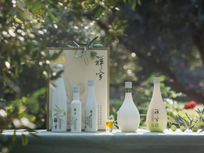 從甘肅隴南的青山幽谷，到一線(xiàn)城市的高端賣(mài)場(chǎng)；從一顆油橄欖在晨露中初綻的青澀，到一..